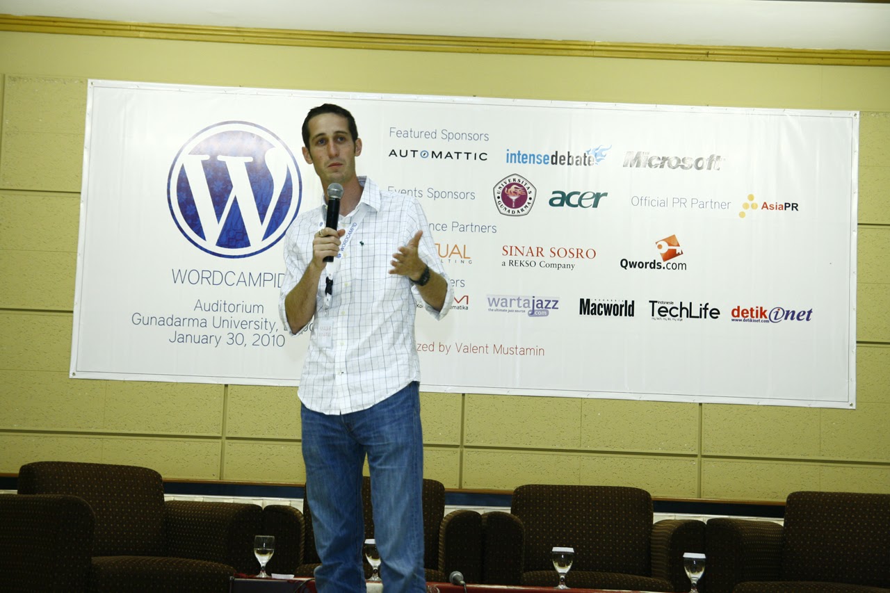 Beau Lebens presenting at WordCamp Indonesia in 2010.